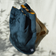 Charger l'image dans la galerie, Sac à dos 2-en-1 en toile de jute et velours bleu navy