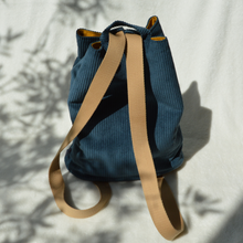 Charger l'image dans la galerie, Sac à dos 2-en-1 en toile de jute et velours bleu navy