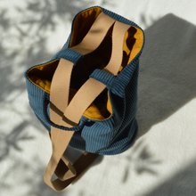 Charger l'image dans la galerie, Sac à dos 2-en-1 en toile de jute et velours bleu navy