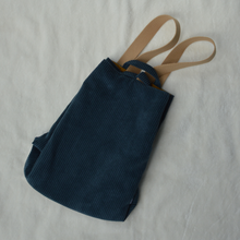 Charger l'image dans la galerie, Sac à dos 2-en-1 en toile de jute et velours bleu navy