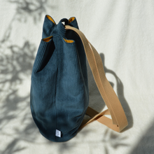 Charger l'image dans la galerie, Sac à dos 2-en-1 en toile de jute et velours bleu navy