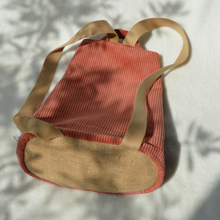 Charger l'image dans la galerie, DISPONIBLE SUR COMMANDE UNIQUEMENT Sac à dos 2-en-1 en toile de jute et velours rose
