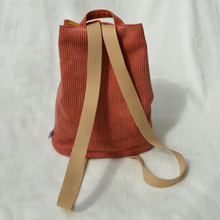 Charger l'image dans la galerie, DISPONIBLE SUR COMMANDE UNIQUEMENT Sac à dos 2-en-1 en toile de jute et velours rose