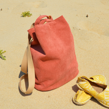 Charger l'image dans la galerie, DISPONIBLE SUR COMMANDE UNIQUEMENT Sac à dos 2-en-1 en toile de jute et velours rose