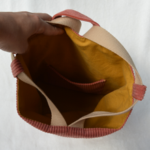 Charger l'image dans la galerie, DISPONIBLE SUR COMMANDE UNIQUEMENT Sac à dos 2-en-1 en toile de jute et velours rose