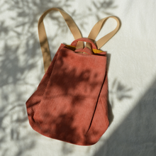 Charger l'image dans la galerie, DISPONIBLE SUR COMMANDE UNIQUEMENT Sac à dos 2-en-1 en toile de jute et velours rose