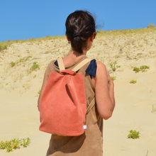 Charger l'image dans la galerie, DISPONIBLE SUR COMMANDE UNIQUEMENT Sac à dos 2-en-1 en toile de jute et velours rose