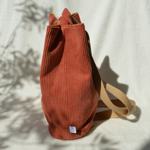 Charger l'image dans la galerie, DISPONIBLE SUR COMMANDE UNIQUEMENT Sac à dos 2-en-1 en toile de jute et velours rose