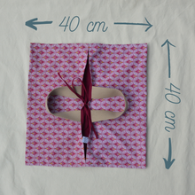 Charger l'image dans la galerie, Sac à tarte à éventails roses et dorés à sangles couleur ficelle / intérieur lie de vin