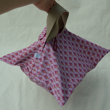 Charger l'image dans la galerie, Sac à tarte à éventails roses et dorés à sangles couleur ficelle / intérieur lie de vin