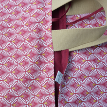 Charger l'image dans la galerie, Sac à tarte à éventails roses et dorés à sangles couleur ficelle / intérieur lie de vin