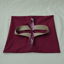 Charger l'image dans la galerie, Sac à tarte à éventails roses et dorés à sangles couleur ficelle / intérieur lie de vin