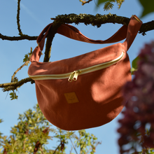 Charger l&#39;image dans la galerie, EN STOCK Sac banane XXL - gabardine de coton rose-terracotta / zip double curseur blanc et doré
