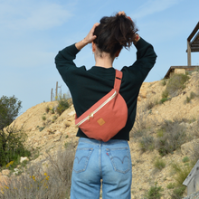 Charger l&#39;image dans la galerie, EN STOCK Sac banane XXL - gabardine de coton rose-terracotta / zip double curseur blanc et doré
