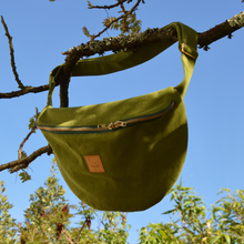 Charger l&#39;image dans la galerie, EN STOCK Sac banane XXL - gabardine de coton vert matcha / zip double curseur vert et doré
