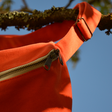 Charger l&#39;image dans la galerie, Sac banane XXL - gabardine de coton orange tangerine / zip double curseur beige et bronze
