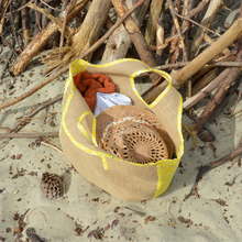 Charger l&#39;image dans la galerie, EN STOCK Sac de plage / cabas XXL en toile de jute et coton bio - motif marguerites jaunes
