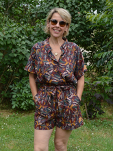 Charger l&#39;image dans la galerie, Réalisé sur commande - Chemisette/blouse 100% fait main - twill de viscose éco-responsable certifiée Ecovero™  - iris sur fond bleu marine
