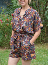 Charger l&#39;image dans la galerie, Réalisé sur commande - Lot short+chemise 100% fait main - twill de viscose éco-responsable certifié Ecovero™  - iris sur fond bleu marine

