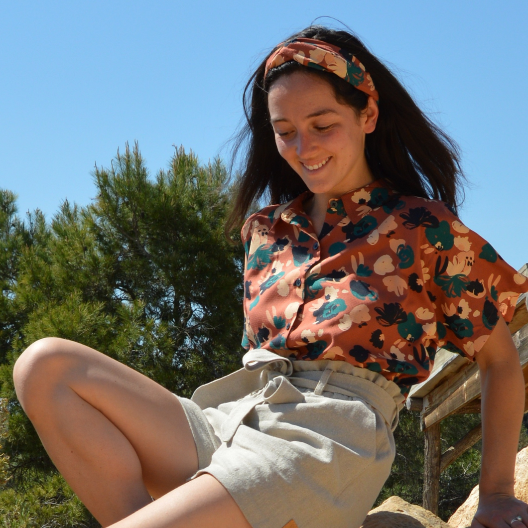 EN STOCK Headband ajustable en viscose Ecovero (fleurs beiges et vertes sur fond terracotta)