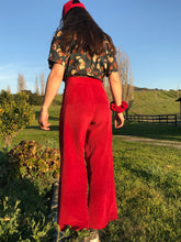 Charger l&#39;image dans la galerie, Commande spéciale en modèle unique - pantalon évasé taille haute ultra galbant - velours côtelé rouge et doublure polaire
