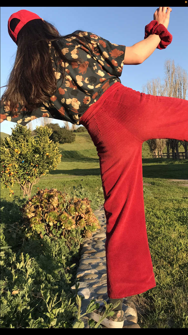 Commande spéciale en modèle unique - pantalon évasé taille haute ultra galbant - velours côtelé rouge et doublure polaire