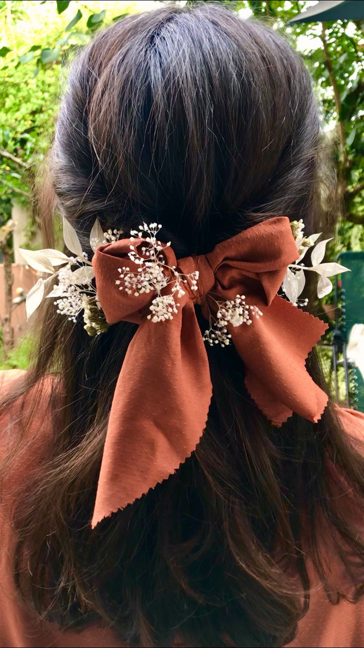 Commande spéciale réalisée en modèle unique - barrette en chutes de tissu et fleurs séchées