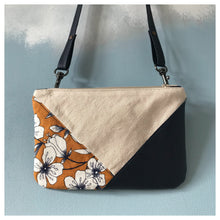 Charger l&#39;image dans la galerie, Pochette Melito à fleurs écrue, moutarde et bleu marine
