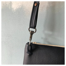 Charger l&#39;image dans la galerie, Pochette Melito à fleurs écrue, moutarde et bleu marine
