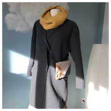Charger l&#39;image dans la galerie, Pochette Melito à fleurs écrue, moutarde et bleu marine
