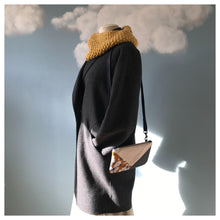 Charger l&#39;image dans la galerie, Pochette Melito à fleurs écrue, moutarde et bleu marine
