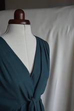 Charger l&#39;image dans la galerie, Commande spéciale en modèle unique - robe de soirée drapée en viscose éco-responsable - coloris bleu cendré
