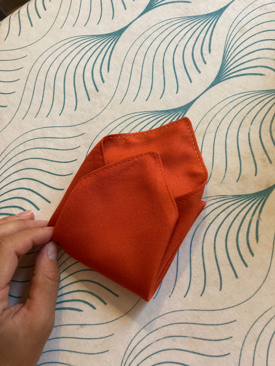 Commande spéciale en modèle unique - pochette de costume en crêpe de viscose - coloris orange tangerine