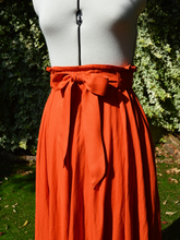 Charger l&#39;image dans la galerie, Jupe cercle mi-longue - taille semi-mesure fabriquée sur commande - viscose &quot;orange tangerine&quot; certifiée Ecovero
