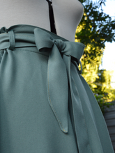 Charger l&#39;image dans la galerie, Jupe cercle mi-longue - taille semi-mesure fabriquée sur commande - viscose &quot;vert sauge&quot; tissée au Portugal
