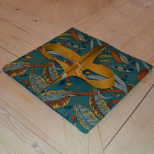 Charger l&#39;image dans la galerie, Sac à tarte réversible à feuilles de flamboyante sur fond vert forêt - sangles et intérieur jaune moutarde
