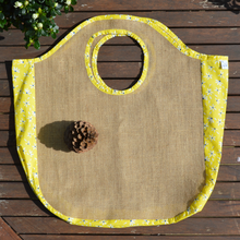 Charger l&#39;image dans la galerie, EN STOCK Sac de plage / cabas XXL en toile de jute et coton bio - motif marguerites jaunes
