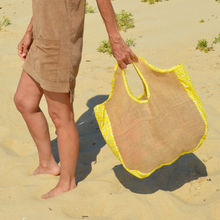 Charger l&#39;image dans la galerie, EN STOCK Sac de plage / cabas XXL en toile de jute et coton bio - motif marguerites jaunes
