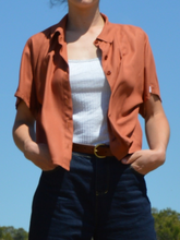 Charger l&#39;image dans la galerie, MODELE UNIQUE TAILLE XS Chemisette/blouse 100% fait main - viscose éco-responsable certifiée Ecovero™  - coloris terracotta uni
