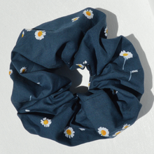 Charger l&#39;image dans la galerie, EN STOCK Chouchou adulte en coton BIO #12 (motif marguerites bleu marine)
