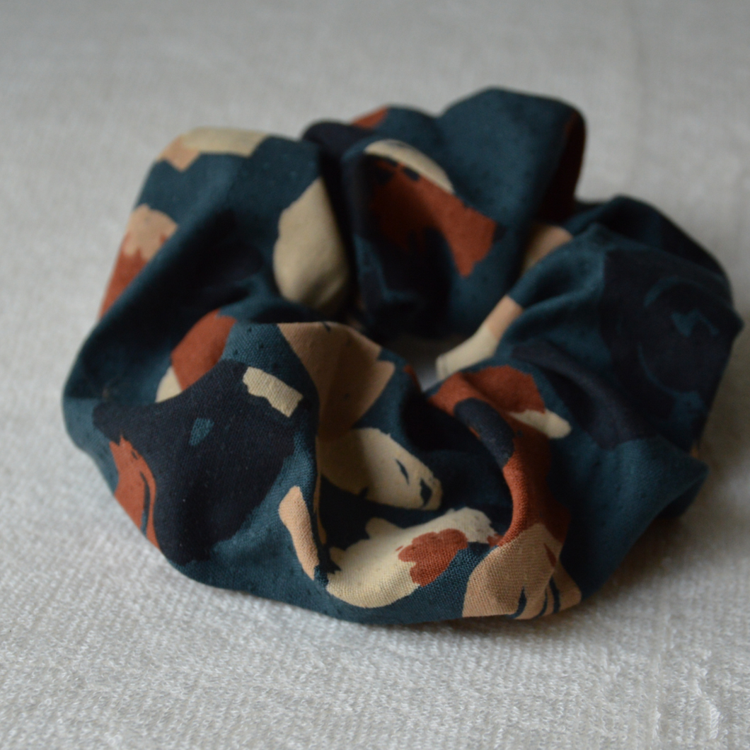 EN STOCK Chouchou adulte en viscose Ecovero (fleurs beige et terracotta sur fond bleu)