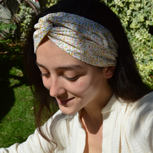 Charger l&#39;image dans la galerie, EN STOCK Headband ajustable en COTON BIO - petites fleurs roses et jaunes sur fond blanc
