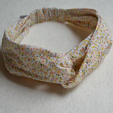 Charger l&#39;image dans la galerie, EN STOCK Headband ajustable en COTON BIO - petites fleurs roses et jaunes sur fond blanc
