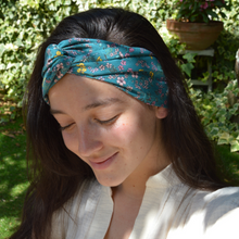 Charger l&#39;image dans la galerie, EN STOCK Headband ajustable en COTON BIO - petites fleurs roses et jaunes sur fond bleu canard
