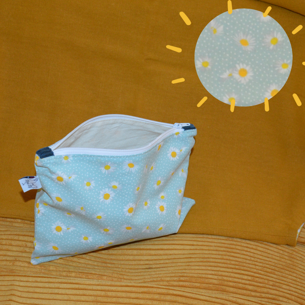 EN STOCK Pochette de rangement 16x22cm en coton bio - pâquerettes sur fond bleu clair