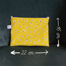 Charger l&#39;image dans la galerie, EN STOCK Pochette de rangement 16x22cm en coton bio - marguerites sur fond jaune
