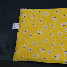 Charger l&#39;image dans la galerie, EN STOCK Pochette de rangement 16x22cm en coton bio - marguerites sur fond jaune
