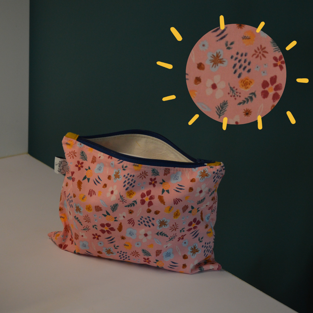 EN STOCK Pochette de rangement 16x22cm en coton bio - fleurs sur fond rose