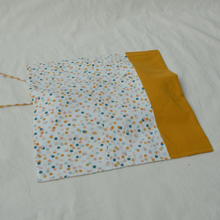 Charger l&#39;image dans la galerie, Sac à tarte à pois multicolores et moutarde / intérieur carreaux vichy jaunes et blancs
