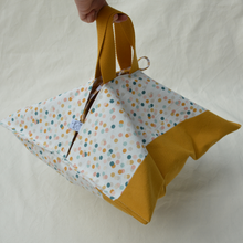 Charger l&#39;image dans la galerie, Sac à tarte à pois multicolores et moutarde / intérieur carreaux vichy jaunes et blancs
